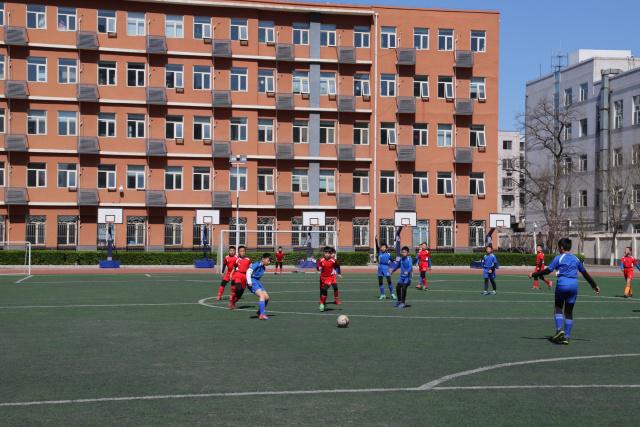 高诗岩17+9山东险胜新疆 齐麟17分李炎哲15分